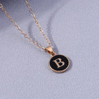 Collar con colgante negro inicial - letra 
