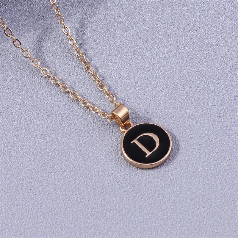 Collier avec pendentif coloré initiale d