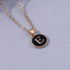 Collar con colgante negro inicial - letra 
