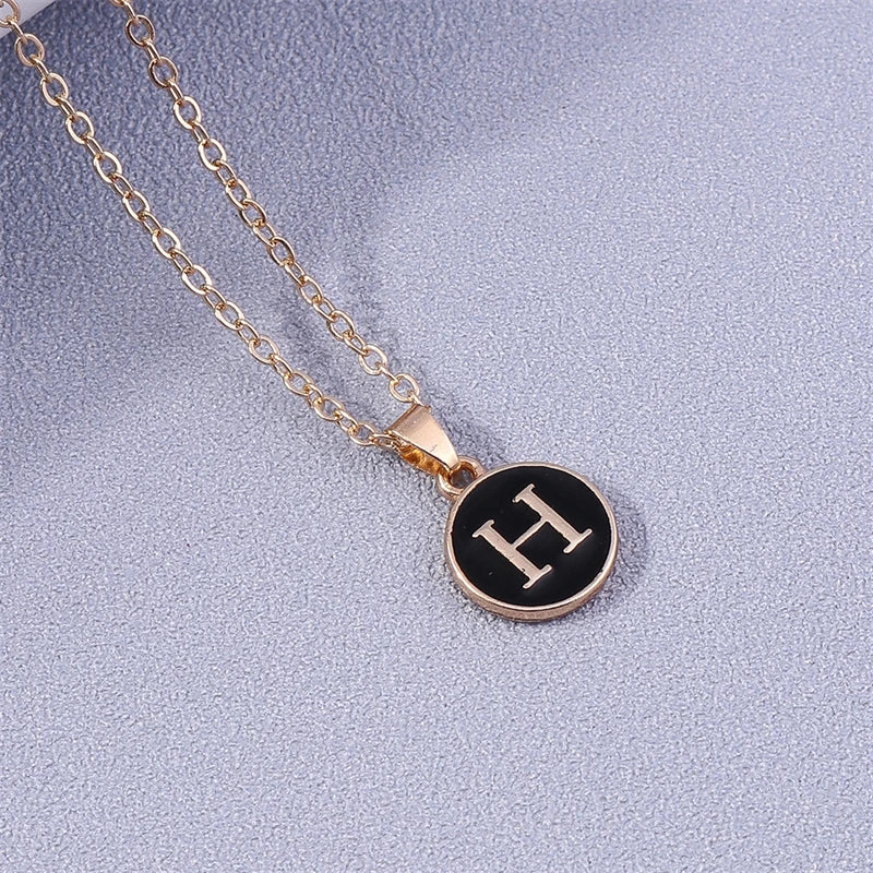 Collier avec pendentif coloré initiale h