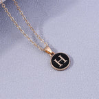 Collar con colgante negro inicial - letra 
