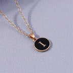 Collar con colgante negro inicial - letra 