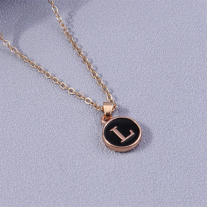 Collier avec pendentif coloré initiale l