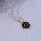 Collier avec pendentif coloré initiale n