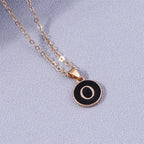 Collier avec pendentif coloré initiale o
