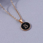 Collar con colgante negro inicial - letra 
