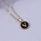 Collar con colgante negro inicial - letra 