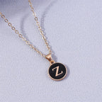 Collar con colgante negro inicial - letra 