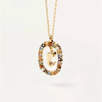 Collier avec pendentif ovale initiale c