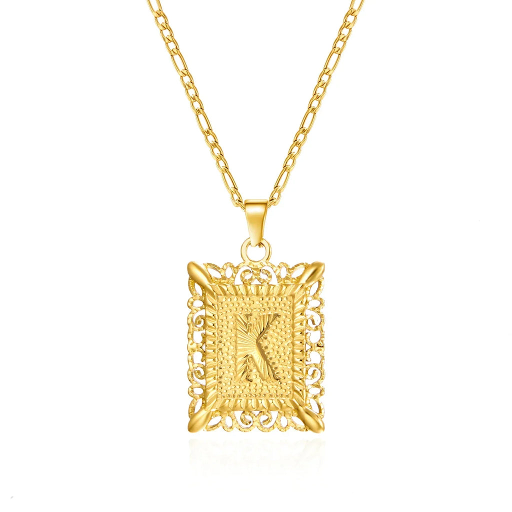 Collier avec pendentif rectangulaire initiale k