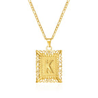 Collier avec pendentif rectangulaire initiale k