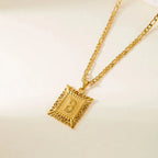 Collier avec pendentif rectangulaire initiale b
