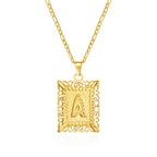 Collar con colgante rectangular con inicial - letra 
