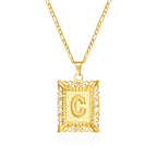 Collier avec pendentif rectangulaire initiale c
