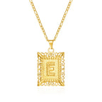 Collar con colgante rectangular con inicial - letra 