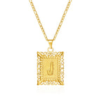 Collier avec pendentif rectangulaire initiale j