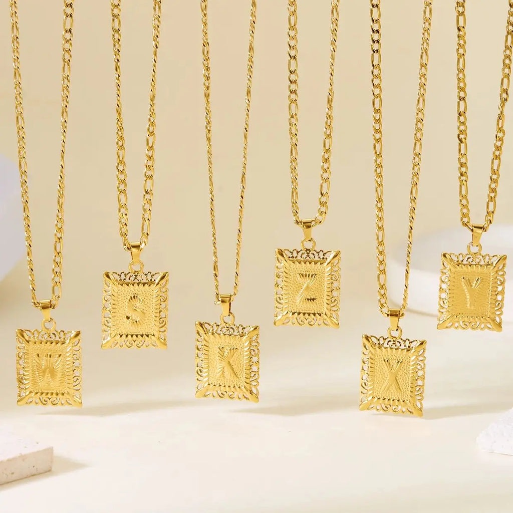 Collier avec pendentif rectangulaire initiale k