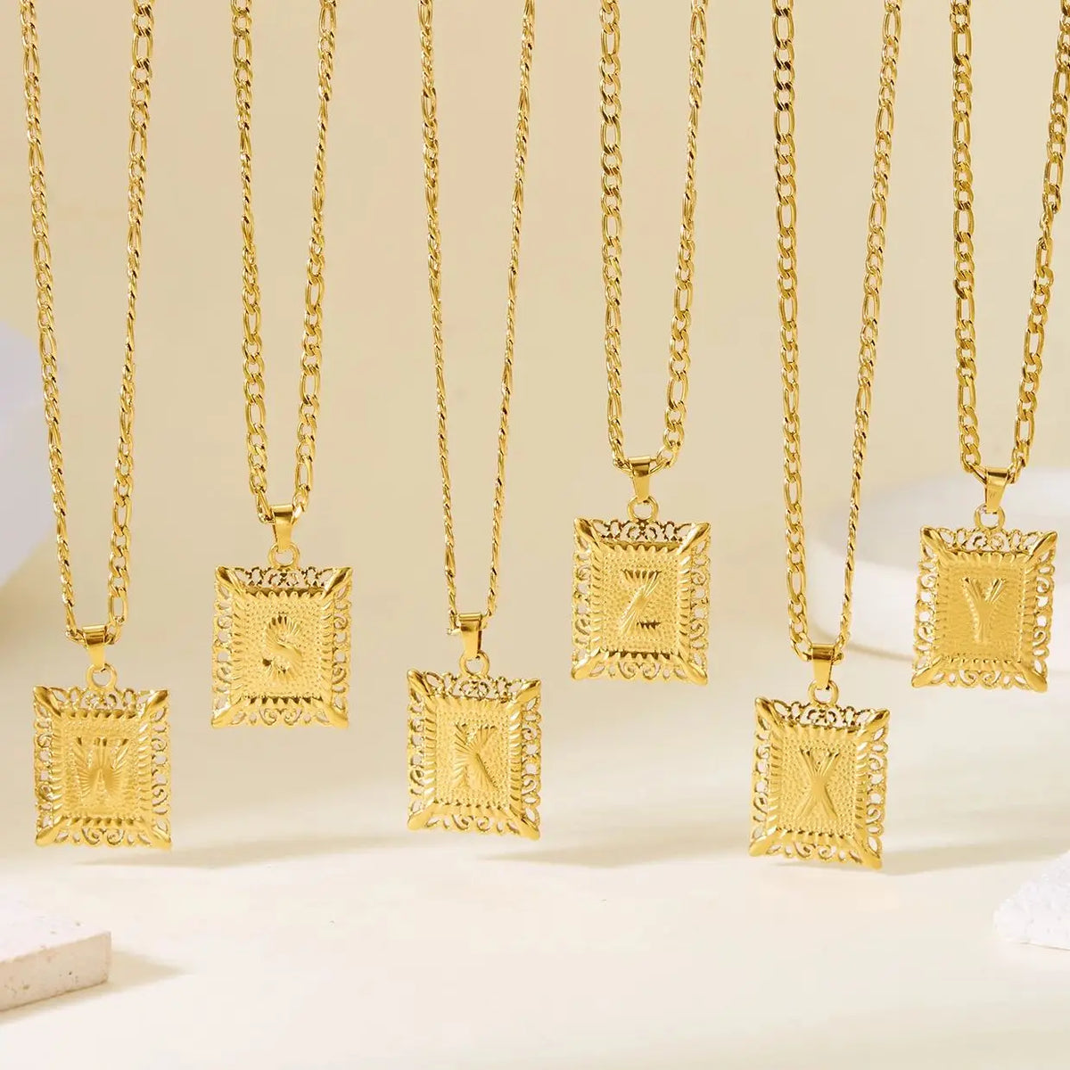 Collar con colgante rectangular con inicial - letra 
