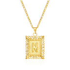 Collar con colgante rectangular con inicial - letra 