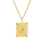 Collier avec pendentif rectangulaire initiale p