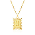 Collier avec pendentif rectangulaire initiale u