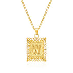 Collier avec pendentif rectangulaire initiale w