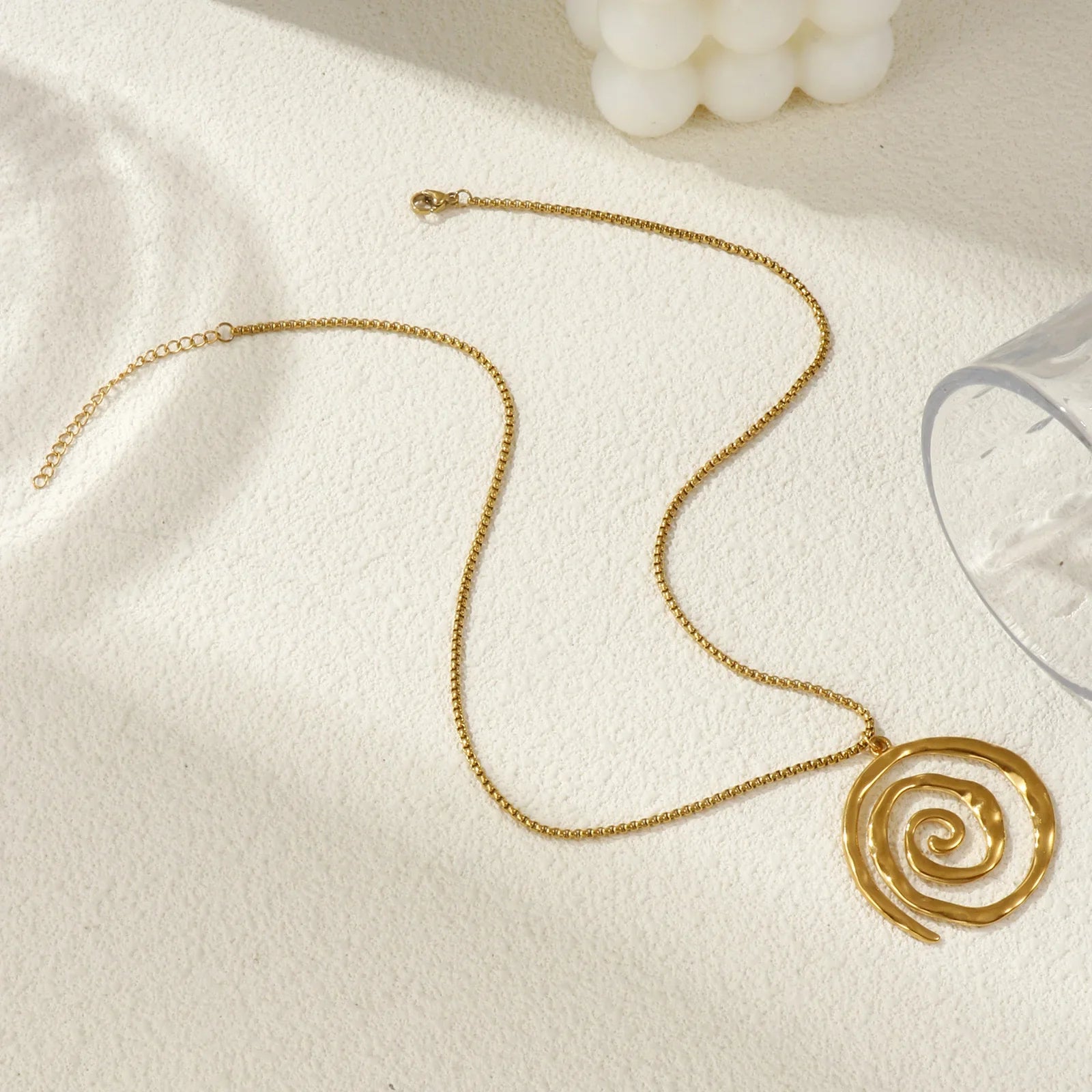 Collier avec pendentif spirale doré