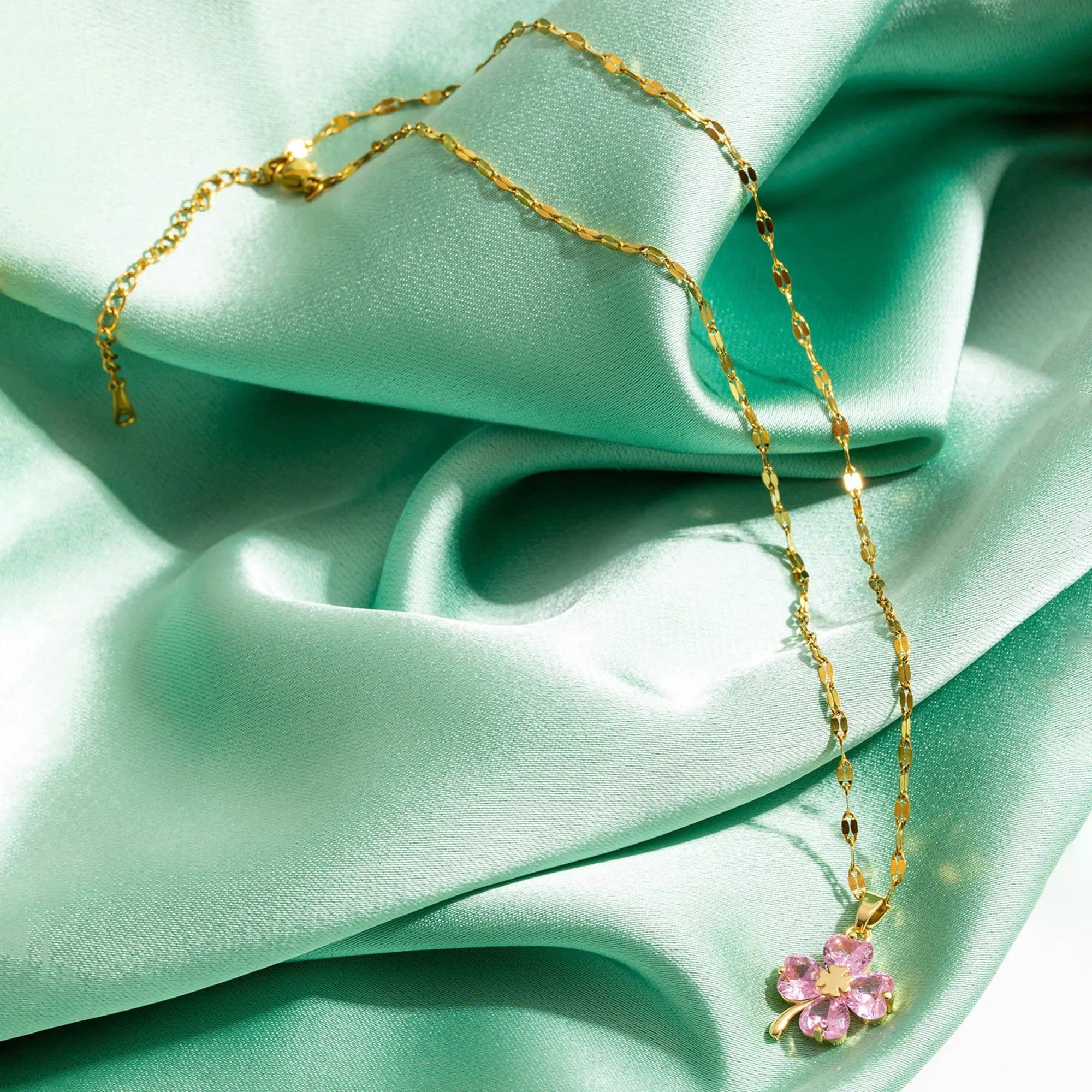 Necklace with Four-Leaf Clover Pendant Colored gold and rose