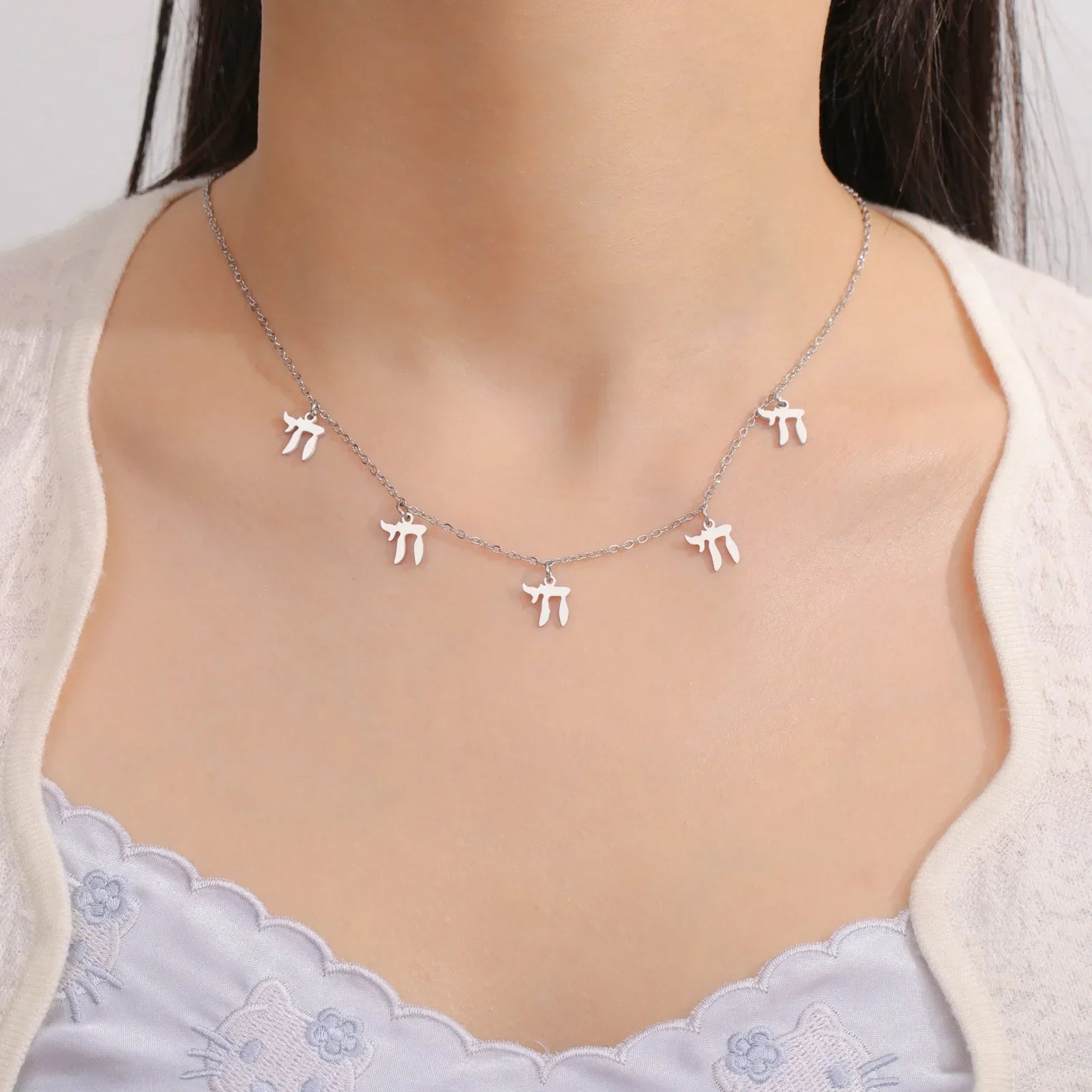 Collier avec pendentifs en lettre hébraïque Chai juif argent