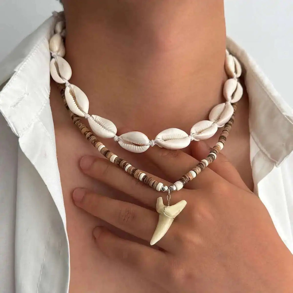 Lot de 2 colliers bohème coquillages et pendentif dent de requin blanc