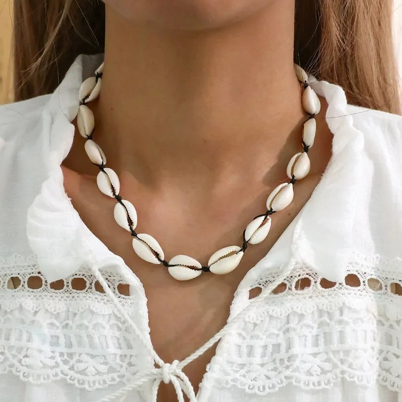 Collar de concha cauri blanca