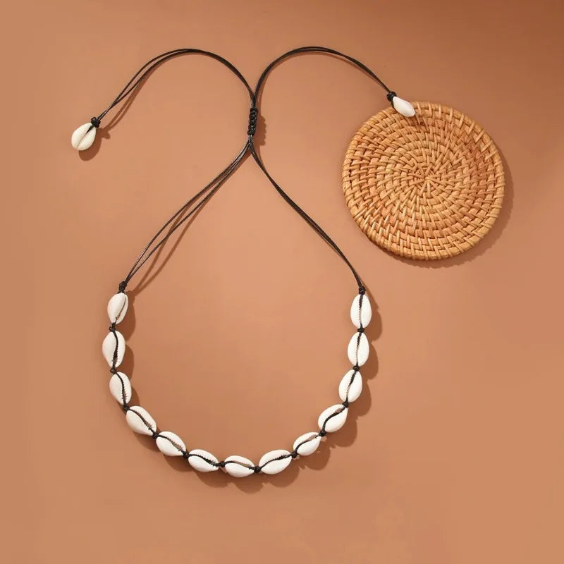 Collier coquillage cauri blanc noir