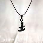 Collier cordon avec pendentif requin marteau noir