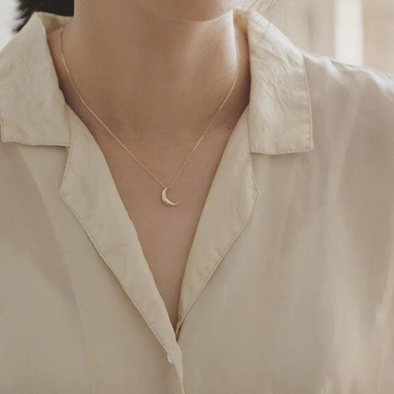Collier Discret avec Pendentif Lune Femme or