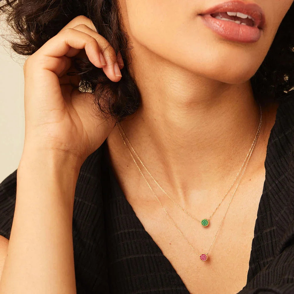 Collar y colgante con pequeña piedra de nacimiento redonda 