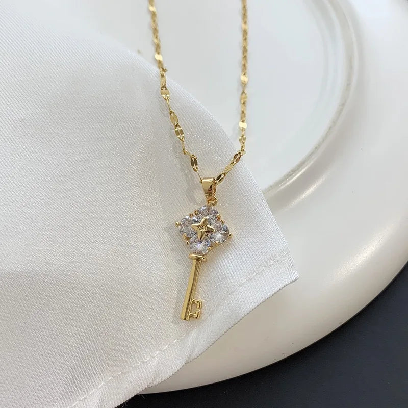 Collier avec pendentif clef avec strass