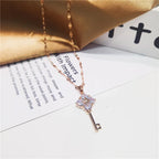 Collier avec pendentif clef avec strass