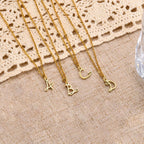 Collier femme avec pendentif initiale lettre et coeur