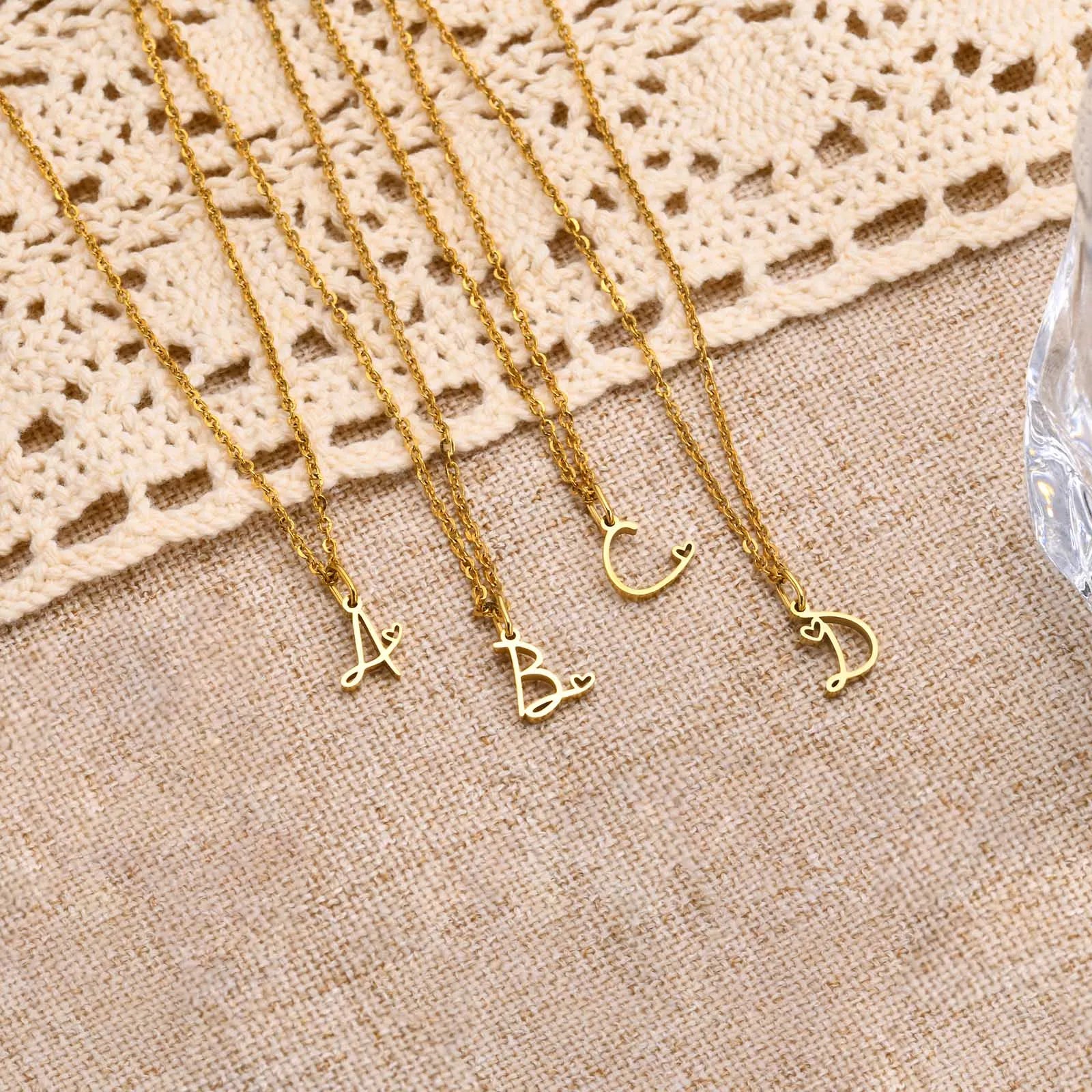 Collier femme avec pendentif initiale lettre et coeur