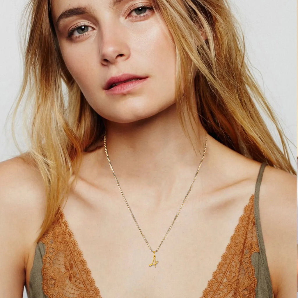 Collier femme avec pendentif initiale lettre et coeur