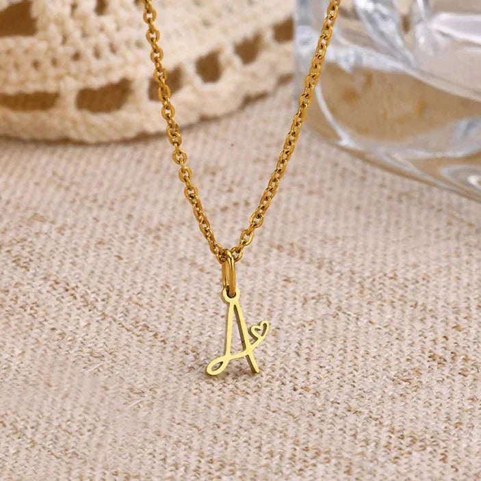 Collier femme avec pendentif initiale lettre et coeur 