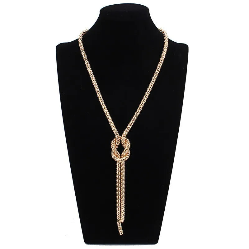 Long necklace with knot pendant