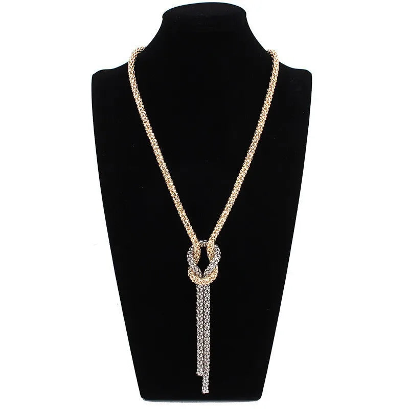Long necklace with knot pendant