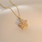 Collar Colgante Flor de 5 Pétalos en Circonio a