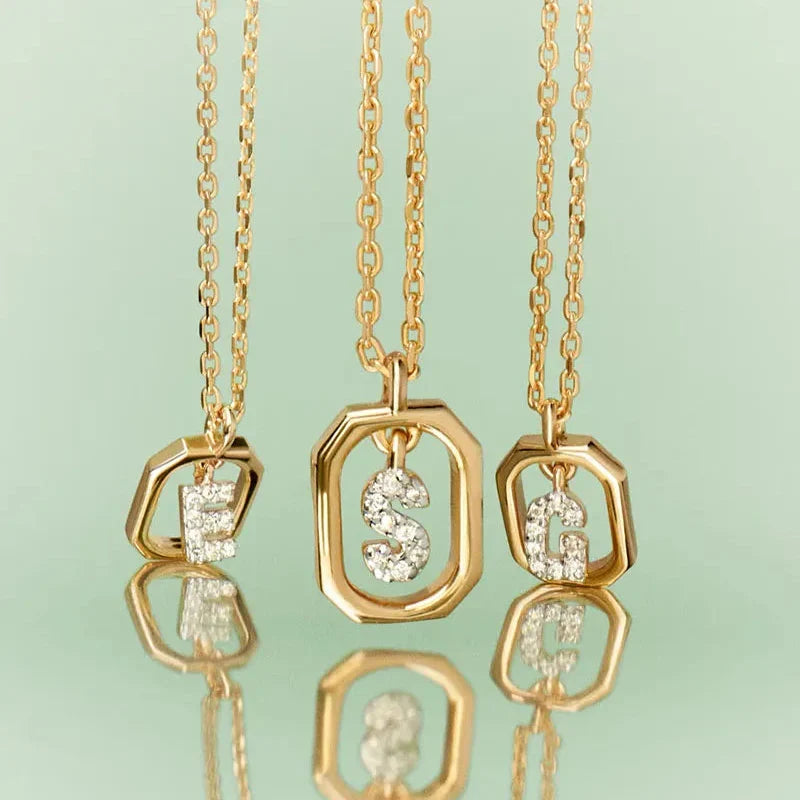 Collier femme avec pendentif hexagonale initiale