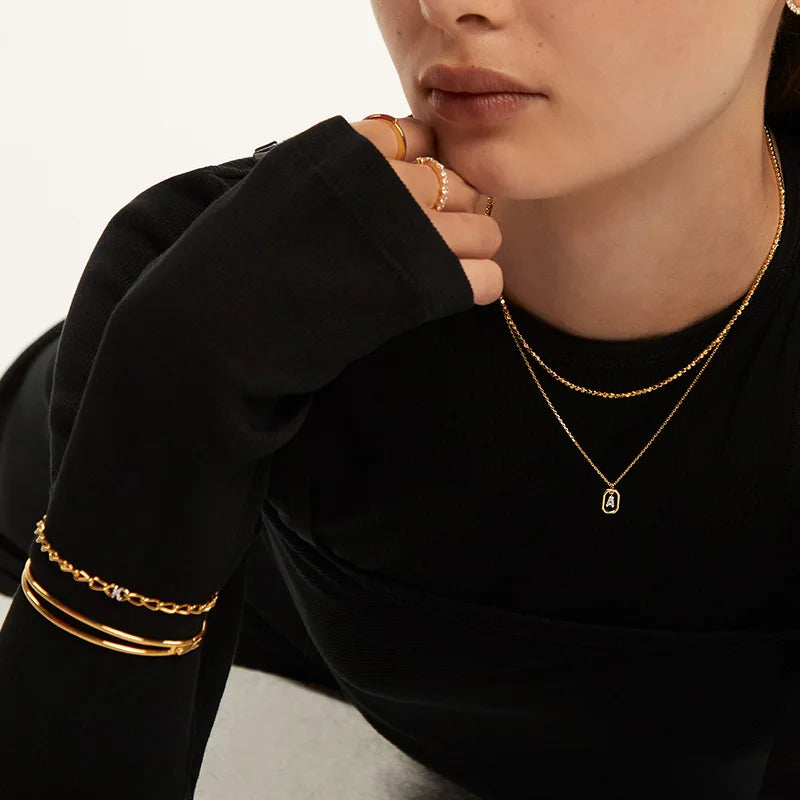 Collier femme avec pendentif hexagonale initiale