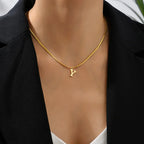 Collier ras de cou femme avec pendentif initiale