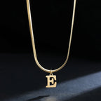Collier ras de cou femme avec pendentif initiale e