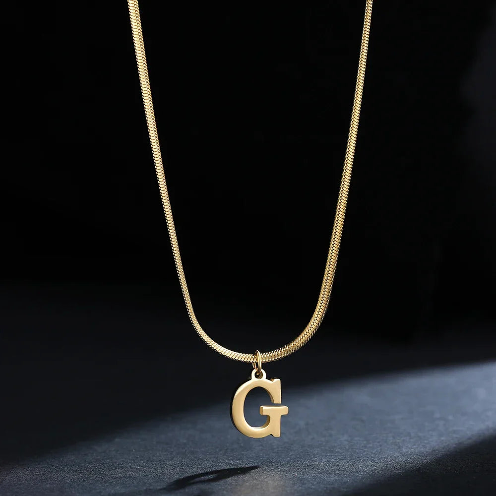 Collier ras de cou femme avec pendentif initiale g