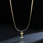 Collier ras de cou femme avec pendentif initiale i